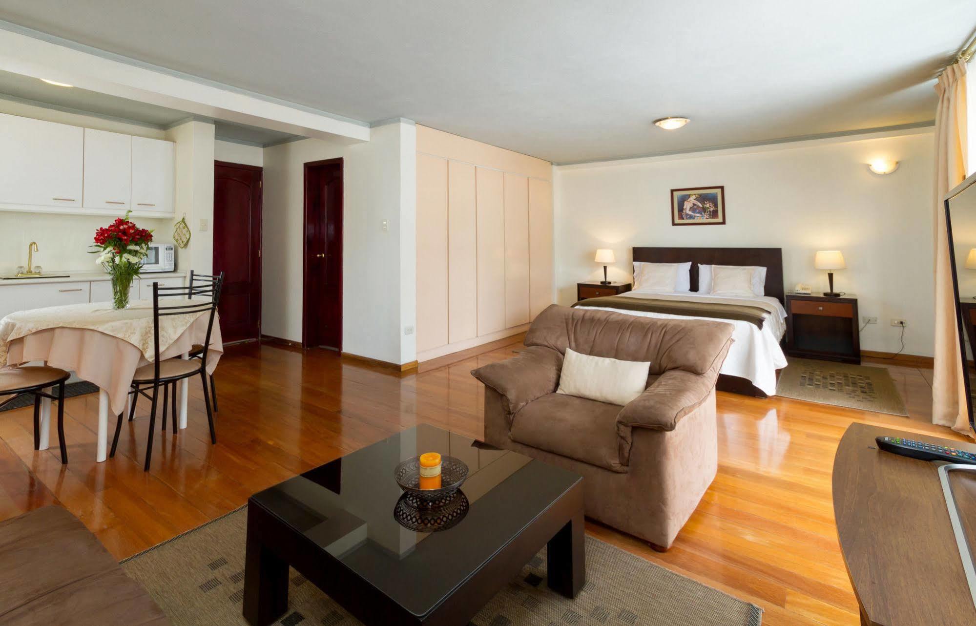 Suites Metropoli Quito Esterno foto
