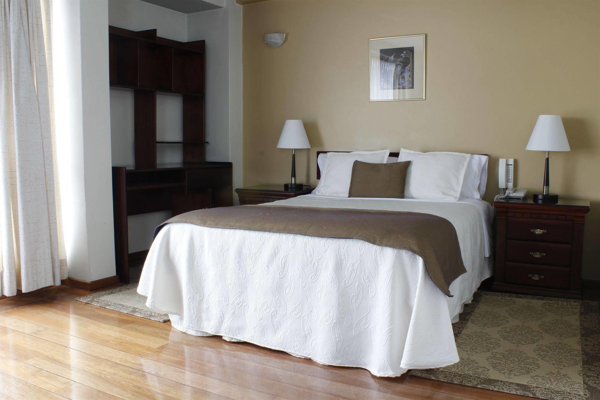 Suites Metropoli Quito Esterno foto